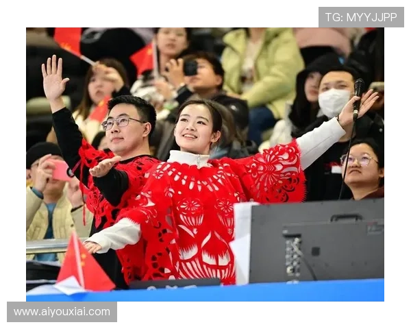 亚冬会花滑赛场现求婚插曲 志愿者浪漫举动获全网祝福